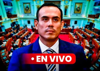 José Jerí en primer plano durante sesión parlamentaria transmitida en vivo, con legisladores en sala y decoración oficial.