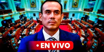 José Jerí en primer plano durante sesión parlamentaria transmitida en vivo, con legisladores en sala y decoración oficial.
