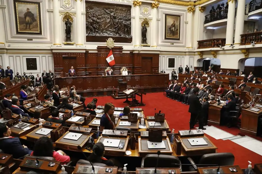 Vista panorámica del hemiciclo del Congreso de la República del Perú durante una sesión oficial, con autoridades y asistentes en sus escaños.