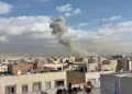 Columna de humo sobre la ciudad de Teherán tras ataques de Estados Unidos e Israel contra Irán en medio de tensiones por el programa nuclear.
