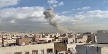 Columna de humo sobre la ciudad de Teherán tras ataques de Estados Unidos e Israel contra Irán en medio de tensiones por el programa nuclear.