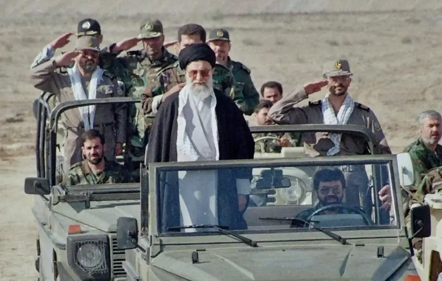 Líder supremo de Irán revisa tropas militares durante acto oficial en medio de tensiones con Estados Unidos e Israel.