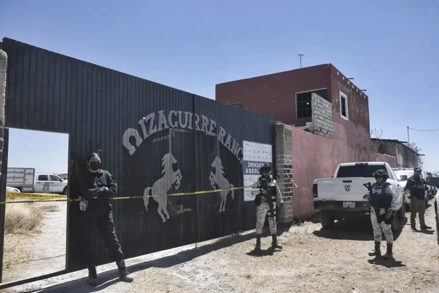Policías y militares resguardan el acceso al rancho Qizacurre durante operativo de seguridad en México.