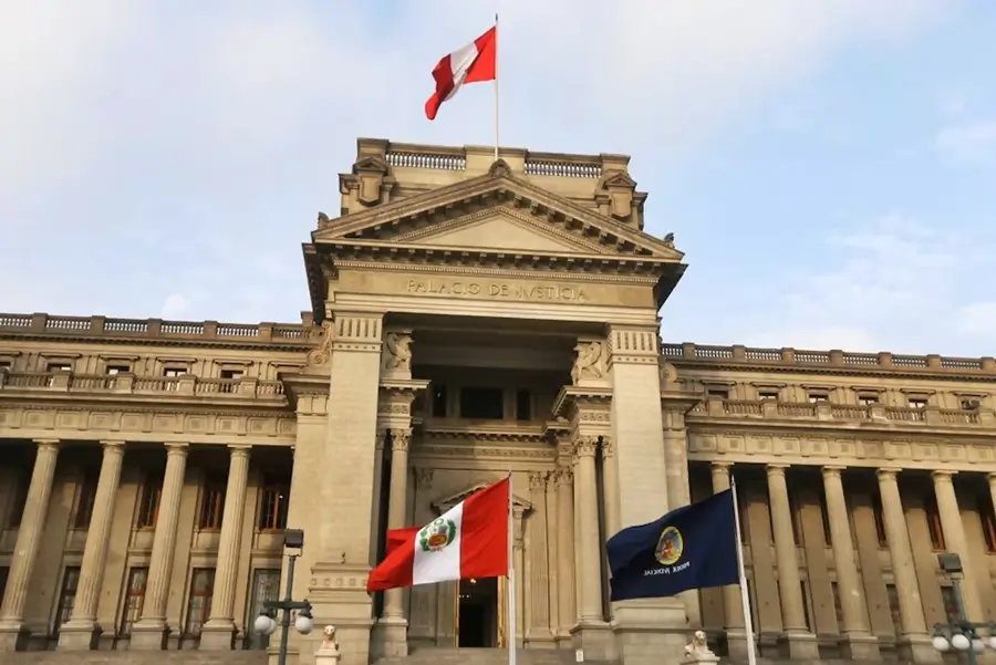 Palacio de Justicia de Lima, sede del Poder Judicial del Perú, con banderas oficiales al frente