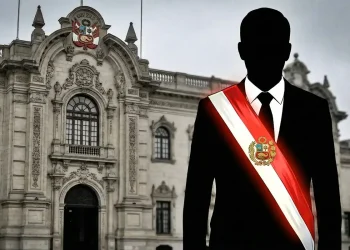 Silueta de una persona con la banda presidencial peruana frente al Palacio de Gobierno del Perú, simbolizando liderazgo o incertidumbre política.