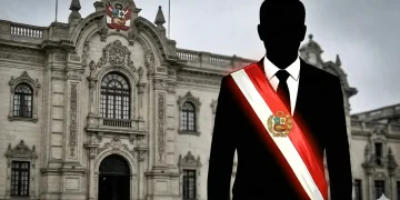 Silueta de una persona con la banda presidencial peruana frente al Palacio de Gobierno del Perú, simbolizando liderazgo o incertidumbre política.