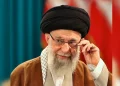 Retrato del ayatolá Alí Jamenei con turbante negro y gafas en imagen oficial de Irán