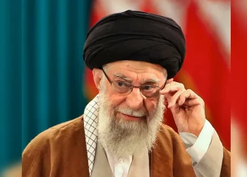 Retrato del ayatolá Alí Jamenei con turbante negro y gafas en imagen oficial de Irán