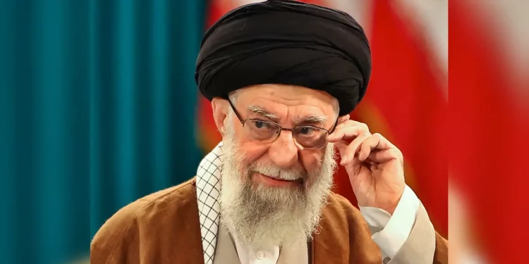 Retrato del ayatolá Alí Jamenei con turbante negro y gafas en imagen oficial de Irán