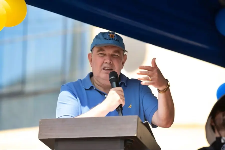 Hombre hablando en un podio con micrófono durante un evento público
