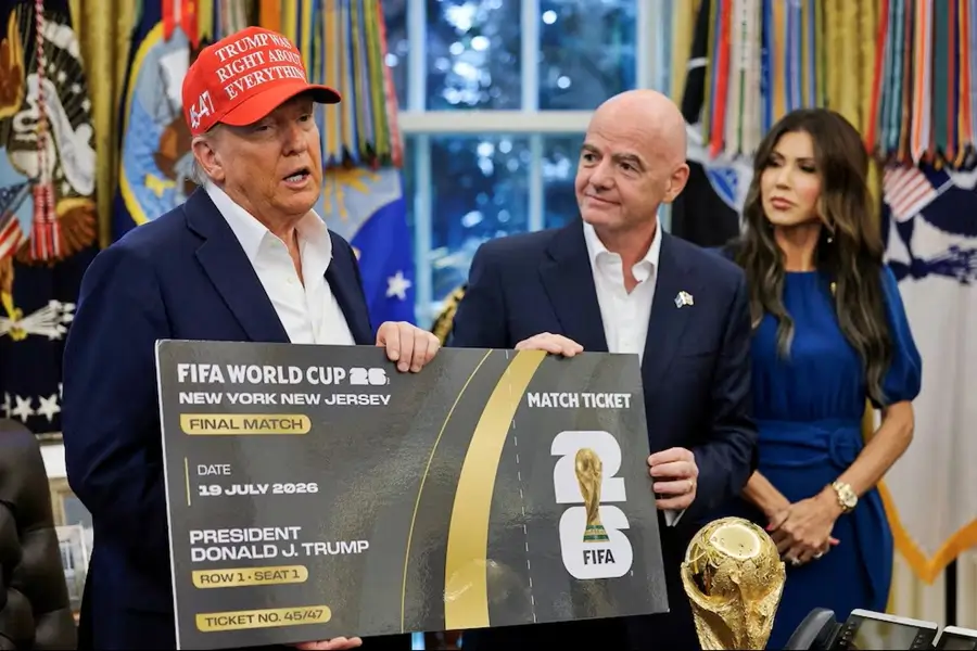 Donald Trump con gorra roja y Gianni Infantino sostienen un boleto gigante de la final de la FIFA World Cup 26 en New York New Jersey, con fecha 19 de julio de 2026 y el trofeo del Mundial en primer plano.