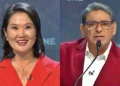 Keiko Fujimori y Carlos Álvarez durante un debate o programa televisivo, ambos usando vestimenta roja y micrófonos de solapa sobre un fondo con pantallas digitales.