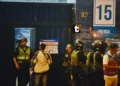 Policías y personal municipal resguardan la puerta 15 del estadio de Matute, la cual luce carteles de "Clausurado" colocados por la Municipalidad de La Victoria.