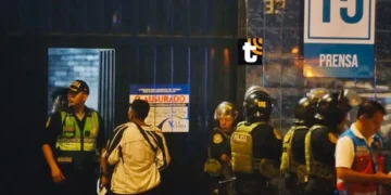 Policías y personal municipal resguardan la puerta 15 del estadio de Matute, la cual luce carteles de "Clausurado" colocados por la Municipalidad de La Victoria.