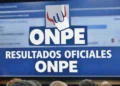 Texto sobre fondo azul con el logo de la ONPE y la frase "RESULTADOS OFICIALES ONPE" en letras blancas. Al fondo se observa una pantalla con datos electorales y personas de espaldas en la parte inferior.