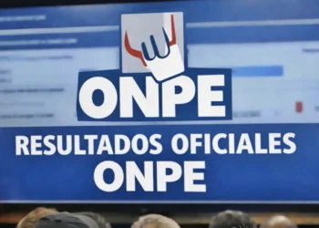 Texto sobre fondo azul con el logo de la ONPE y la frase "RESULTADOS OFICIALES ONPE" en letras blancas. Al fondo se observa una pantalla con datos electorales y personas de espaldas en la parte inferior.
