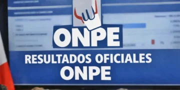 Texto sobre fondo azul con el logo de la ONPE y la frase "RESULTADOS OFICIALES ONPE" en letras blancas. Al fondo se observa una pantalla con datos electorales y personas de espaldas en la parte inferior.