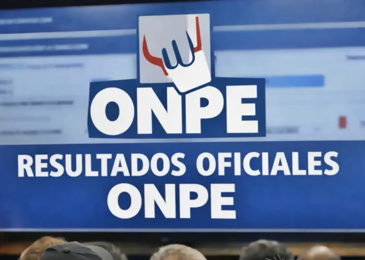 Texto sobre fondo azul con el logo de la ONPE y la frase "RESULTADOS OFICIALES ONPE" en letras blancas. Al fondo se observa una pantalla con datos electorales y personas de espaldas en la parte inferior.