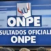 Texto sobre fondo azul con el logo de la ONPE y la frase "RESULTADOS OFICIALES ONPE" en letras blancas. Al fondo se observa una pantalla con datos electorales y personas de espaldas en la parte inferior.
