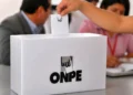 Persona emitiendo su voto en una ánfora blanca de la ONPE durante la segunda vuelta de las elecciones presidenciales.