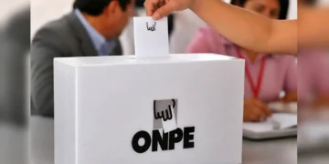 Persona emitiendo su voto en una ánfora blanca de la ONPE durante la segunda vuelta de las elecciones presidenciales.