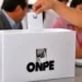 Persona emitiendo su voto en una ánfora blanca de la ONPE durante la segunda vuelta de las elecciones presidenciales.
