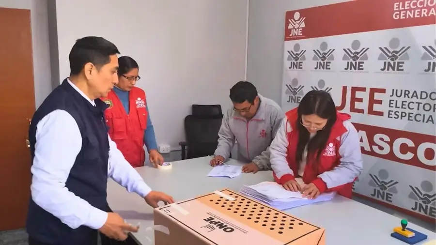 Personal del Jurado Electoral Especial JEE y de la ONPE realizando el procesamiento y fiscalización de actas electorales.
