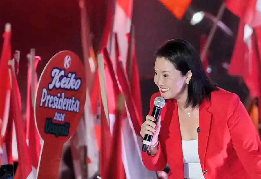 Keiko Fujimori durante un mitin de campaña de la segunda vuelta electoral 2026 en Ucayali, hablando con un micrófono frente a simpatizantes.