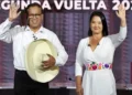 Keiko Fujimori y Roberto Sánchez saludando juntos en el estrado durante el debate presidencial de la segunda vuelta electoral 2026.
