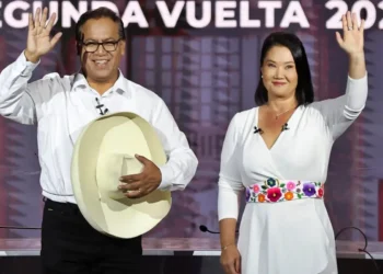 Keiko Fujimori y Roberto Sánchez saludando juntos en el estrado durante el debate presidencial de la segunda vuelta electoral 2026.