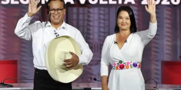 Keiko Fujimori y Roberto Sánchez saludando juntos en el estrado durante el debate presidencial de la segunda vuelta electoral 2026.