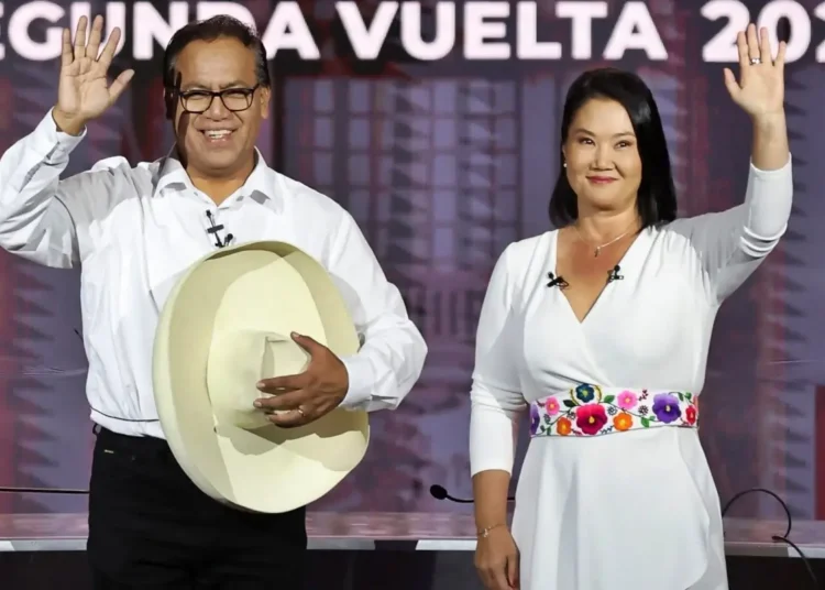 Keiko Fujimori y Roberto Sánchez saludando juntos en el estrado durante el debate presidencial de la segunda vuelta electoral 2026.