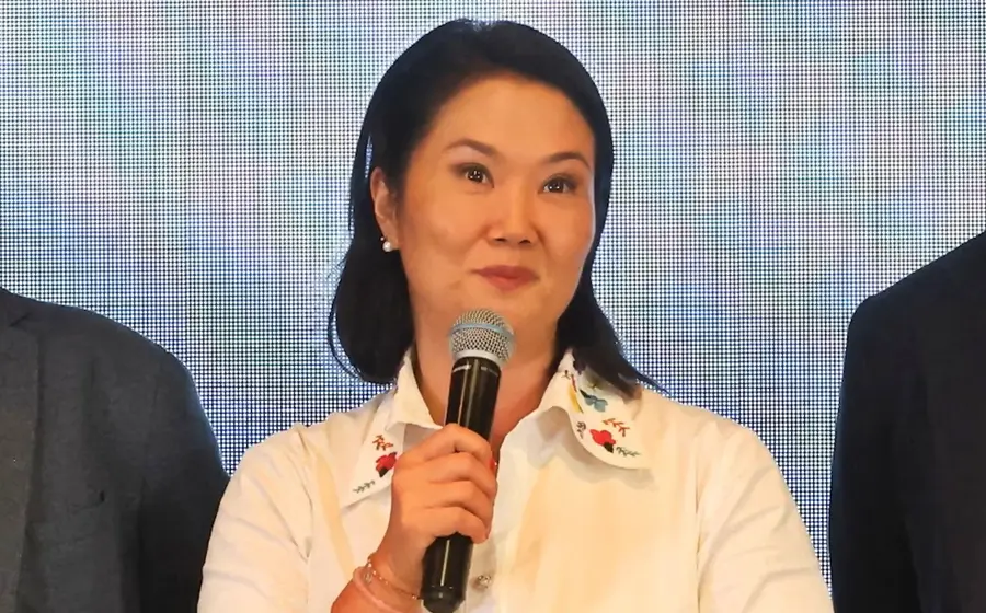 Keiko Fujimori, lideresa de Fuerza Popular, brindando declaraciones en conferencia de prensa tras conocerse los primeros resultados de la ONPE.