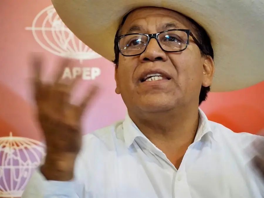Roberto Sánchez, candidato presidencial de Juntos por el Perú, brindando declaraciones sobre los resultados de la segunda vuelta electoral.