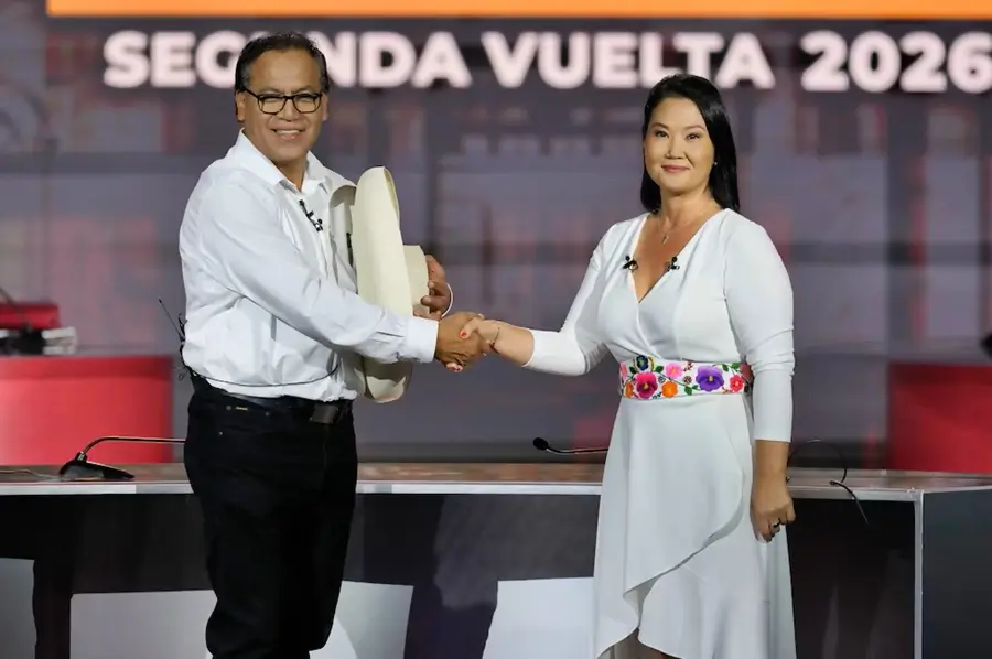 Keiko Fujimori y Roberto Sánchez se dan un apretón de manos durante el debate presidencial de la segunda vuelta electoral 2026.