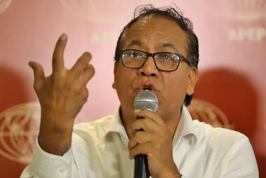 Roberto Sánchez, candidato presidencial de Juntos por el Perú, declarando en conferencia de prensa durante la campaña de segunda vuelta.