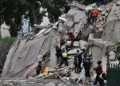 Equipos de rescate y policía trabajando entre los escombros de un edificio colapsado tras un fuerte sismo en Venezuela.