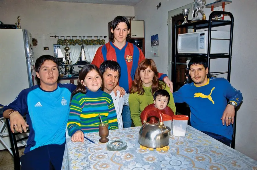 Foto familiar de Lionel Messi con sus padres y hermanos en Argentina durante sus inicios en el fútbol