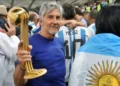 Jorge Messi, padre de Lionel Messi, sosteniendo un trofeo en el estadio