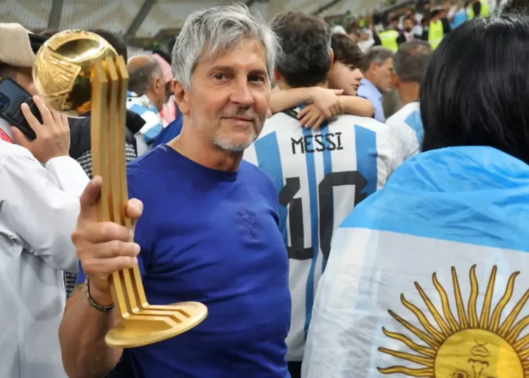 Jorge Messi, padre de Lionel Messi, sosteniendo un trofeo en el estadio