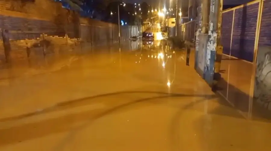 Aniego y acumulación de agua turbia en calles de Lima debido a intensas precipitaciones