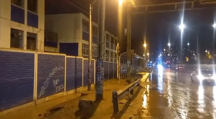 Aniegos y acumulación de agua en avenidas de Lima por precipitaciones intensas en la noche