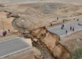 Vista aérea del colapso de la variante de la Panamericana Sur en Moquegua con la vía partida y un vehículo atrapado