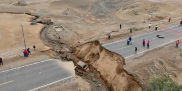 Vista aérea del colapso de la variante de la Panamericana Sur en Moquegua con la vía partida y un vehículo atrapado
