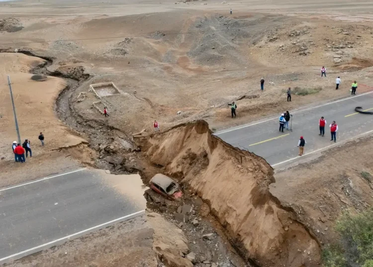 Vista aérea del colapso de la variante de la Panamericana Sur en Moquegua con la vía partida y un vehículo atrapado