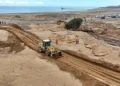 Trabajos de limpieza y remoción de escombros con maquinaria en la variante de la Panamericana Sur afectada en Moquegua