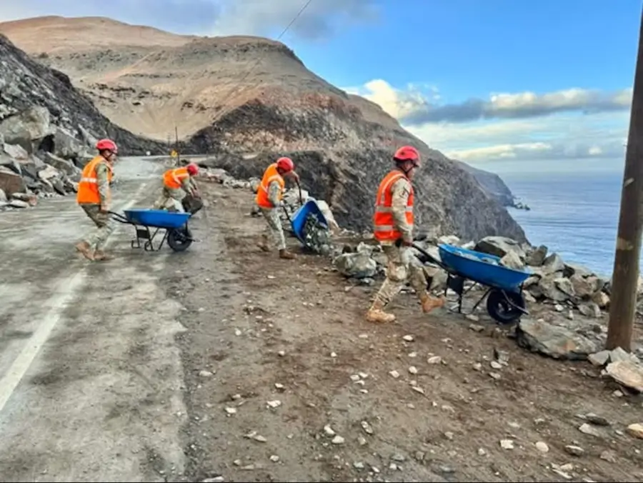 Personal con carretillas realizando labores de limpieza y despeje de escombros en la Panamericana Sur