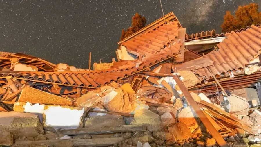 Vivienda colapsada con techos de tejas destruidos tras sismo en Junín