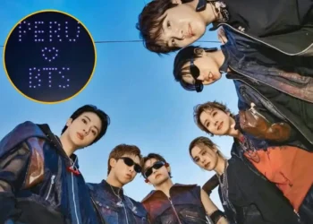 Integrantes de la agrupación K-pop BTS posando en plano contrapicado con insignia de Perú