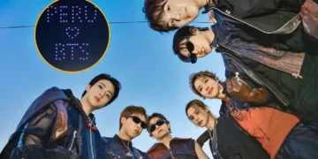 Integrantes de la agrupación K-pop BTS posando en plano contrapicado con insignia de Perú